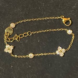 Chic Gold Women's Bracelet with Crystal Accents